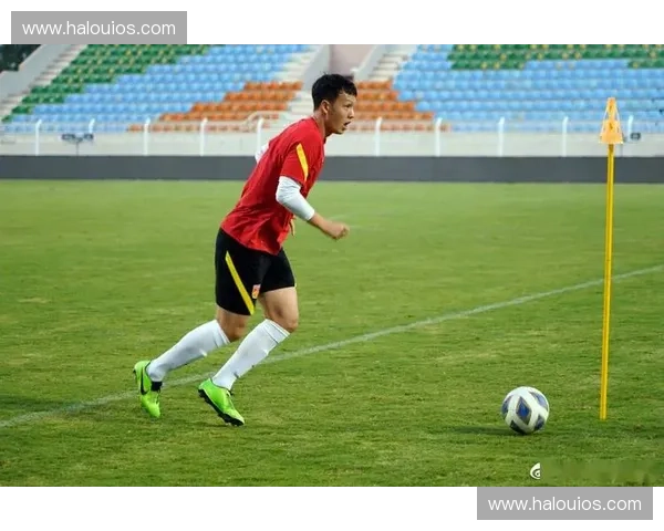 围绕足球比赛场上关键位置战术变化深度解析全面呈现攻守细节研判